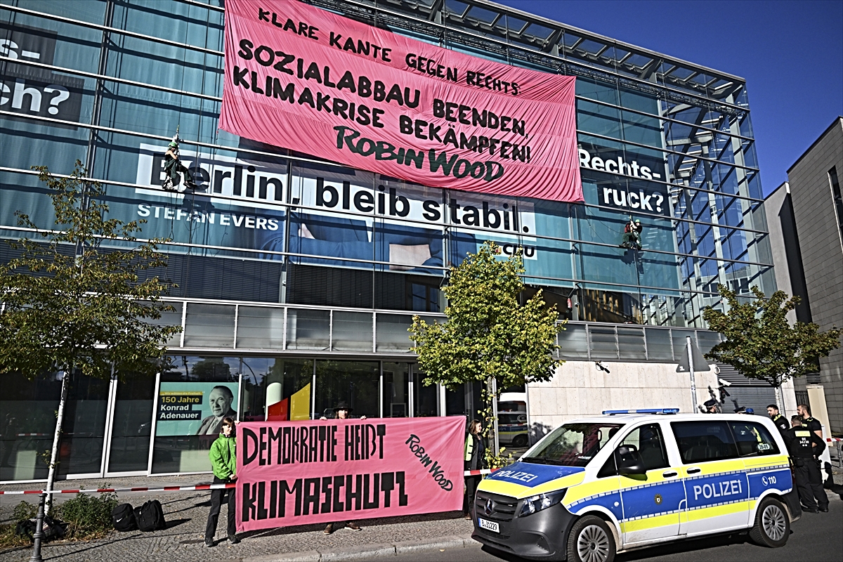 Robin Wood aktivistleri CDU Berlin binasının çatısına iklim protestosu için çıktılar