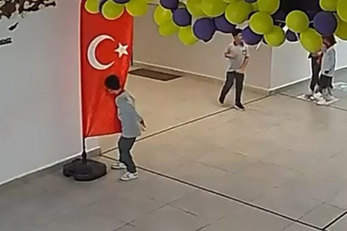 Elazığ'da 2. sınıf öğrencisi koridorda Türk bayrağını öpüp alnına koydu