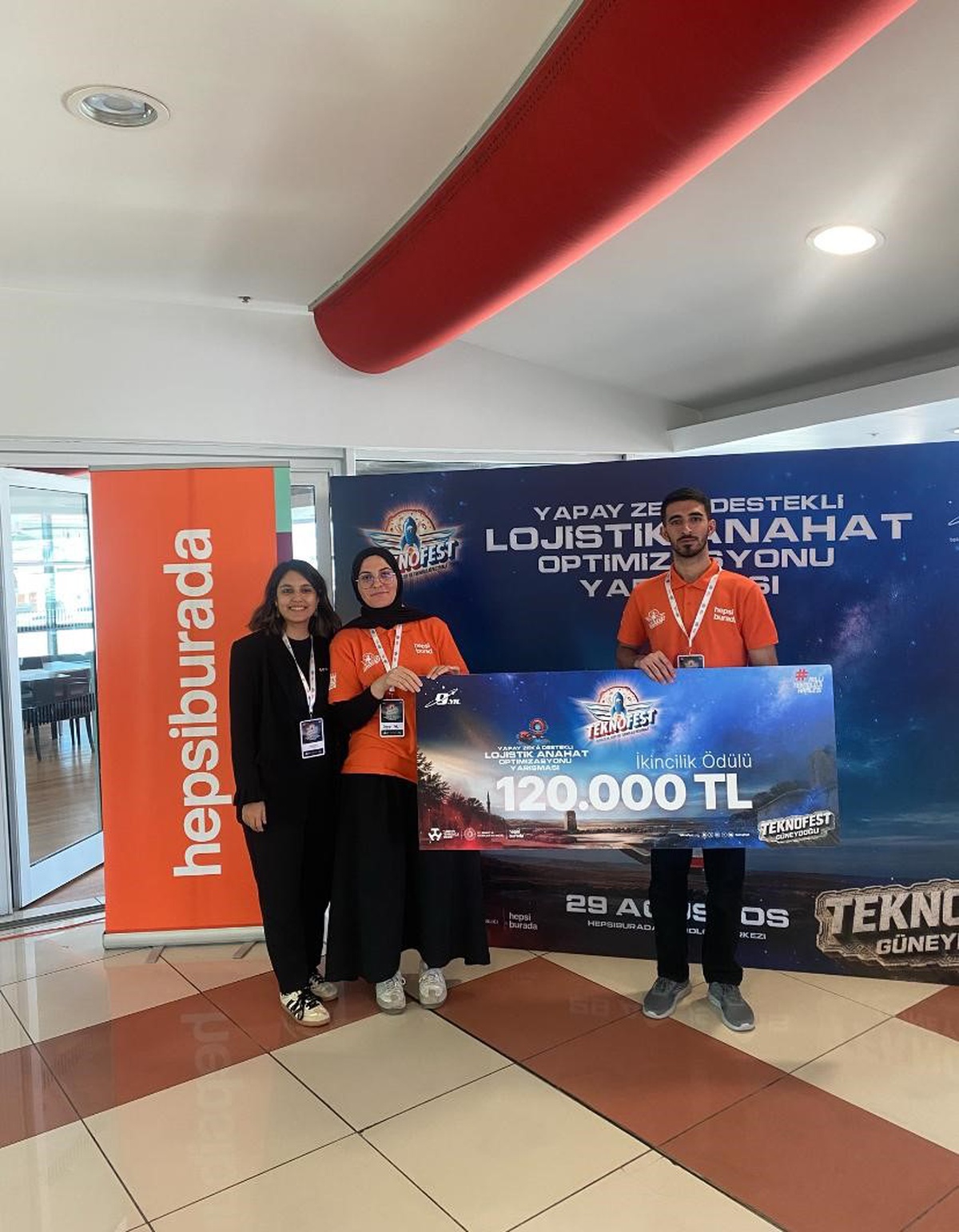 TEKNOFEST'te Türkiye ikincisi olan Düzce Üniversitesi LojiX takımı 120 bin TL kazandı