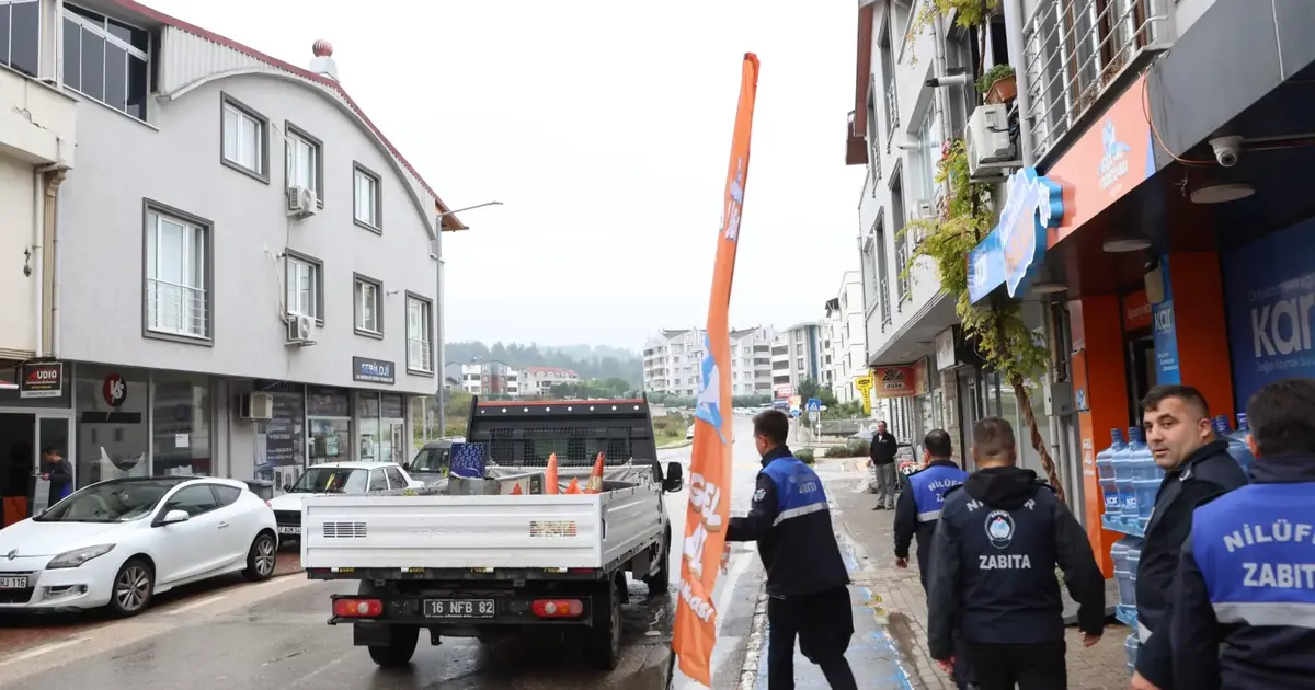 Nilüfer’de kaldırım ve yolları işgal eden tabelalar toplandı