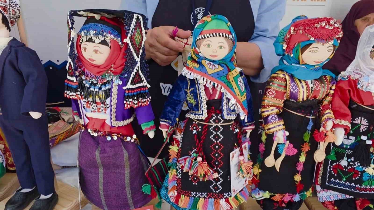 Zekiye Eröz, Kütahya yöresel kıyafetlerini bez bebeklerle gelecek nesillere aktarıyor
