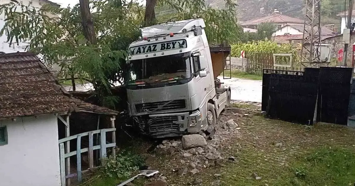 Yağışta kayan tır evin bahçesine girdi