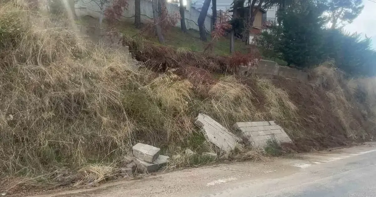 Bursa’da yağışlar istinat duvarını yıktı, duvar parçaları yola düştü