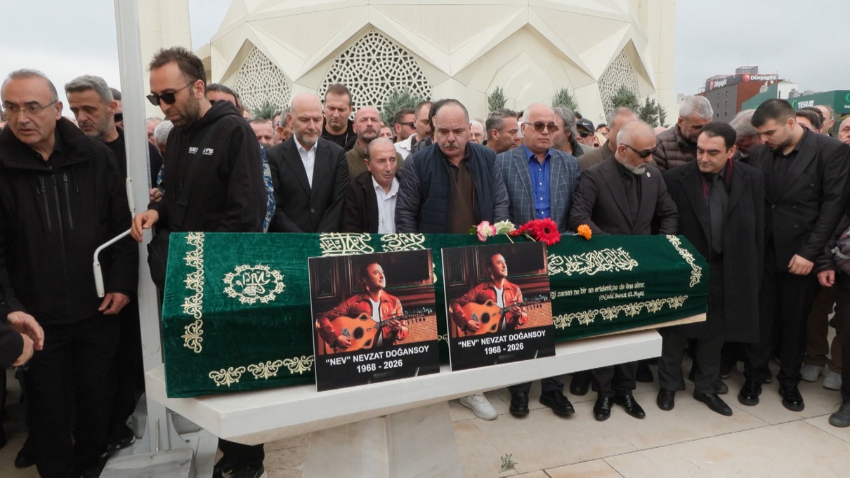 Şarkıcı Nev Karacaahmet'te toprağa verildi; menajeri son zamanlarını anlattı