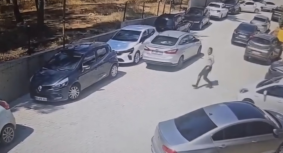 Kırıkhan'da otoparkta geri kayan araç güvenlik görevlilerince durduruldu