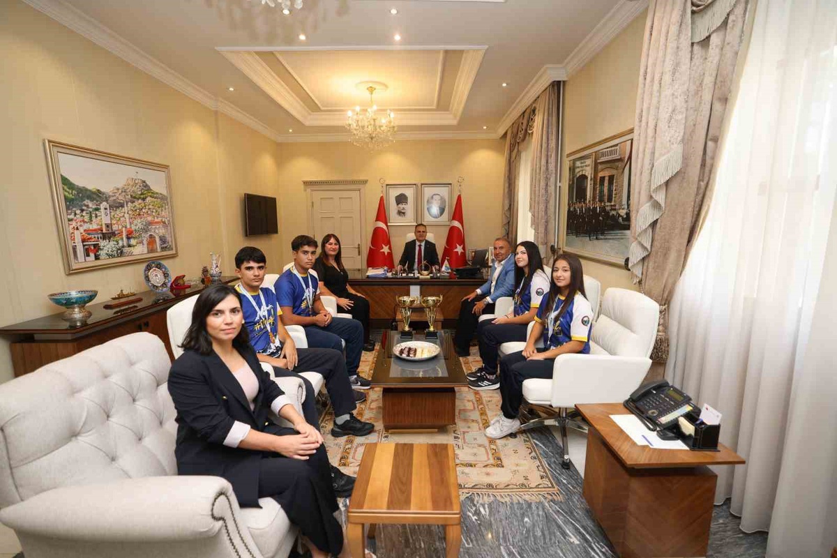 Rafting Türkiye şampiyonu Sarsala sporcuları Muğla Valisi Akbıyık'ı ziyaret etti