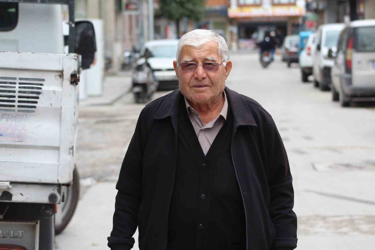 Karapınar'da kuyumcu, telefondaki dolandırıcıyı fark edip yaşlı müşterisinin altınlarını korudu