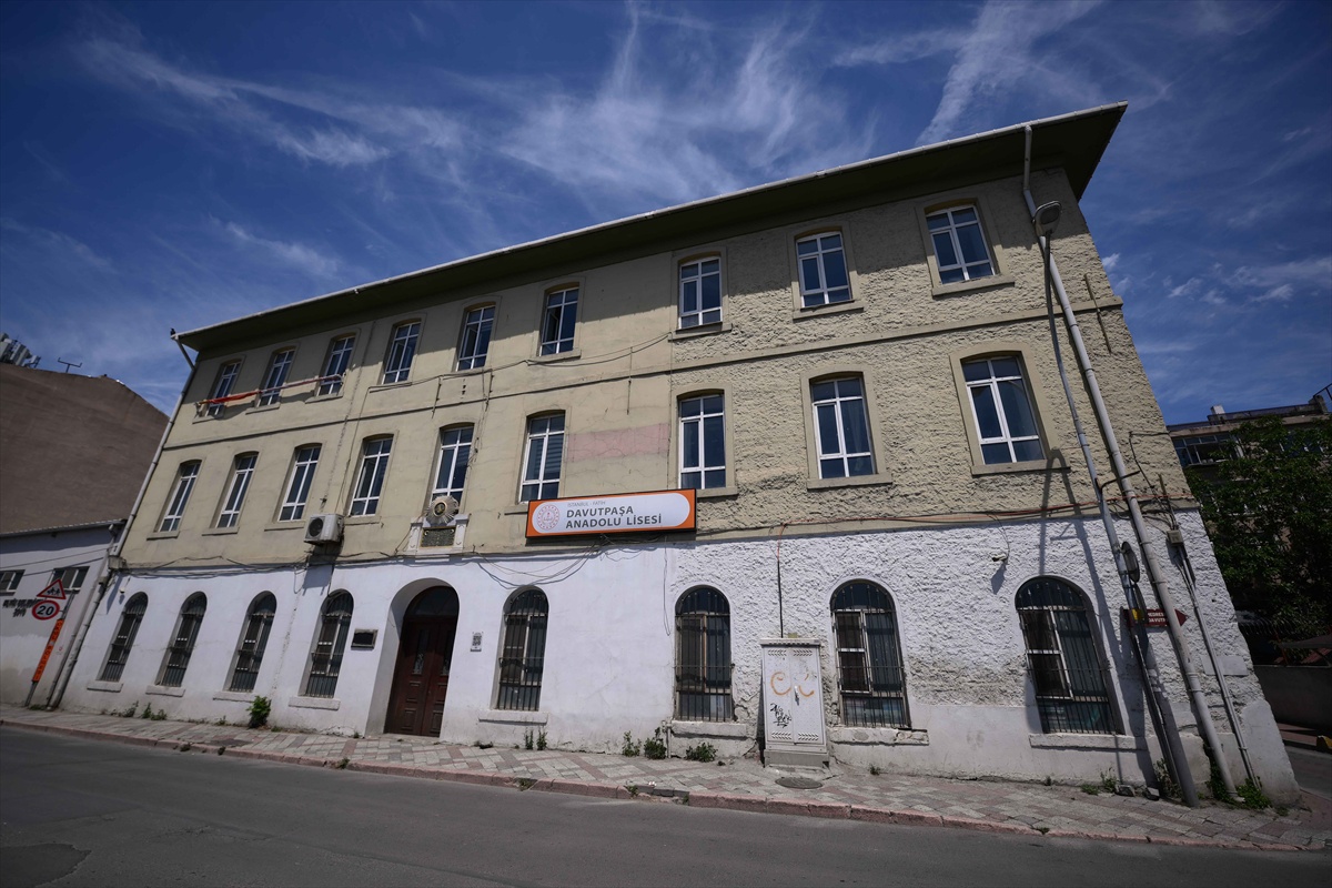 Fatih'teki Davutpaşa Anadolu Lisesi 5 asrı aşkın eğitimi 1089 öğrenciyle sürdürüyor.