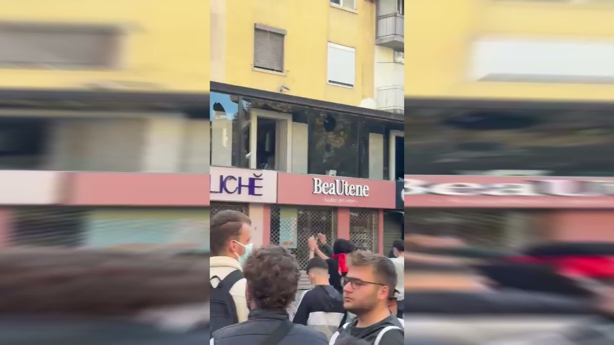 Tiran'da öğrenci eyleminde Eğitim Bakanlığı binası ateşe verildi, polis gaz kullandı