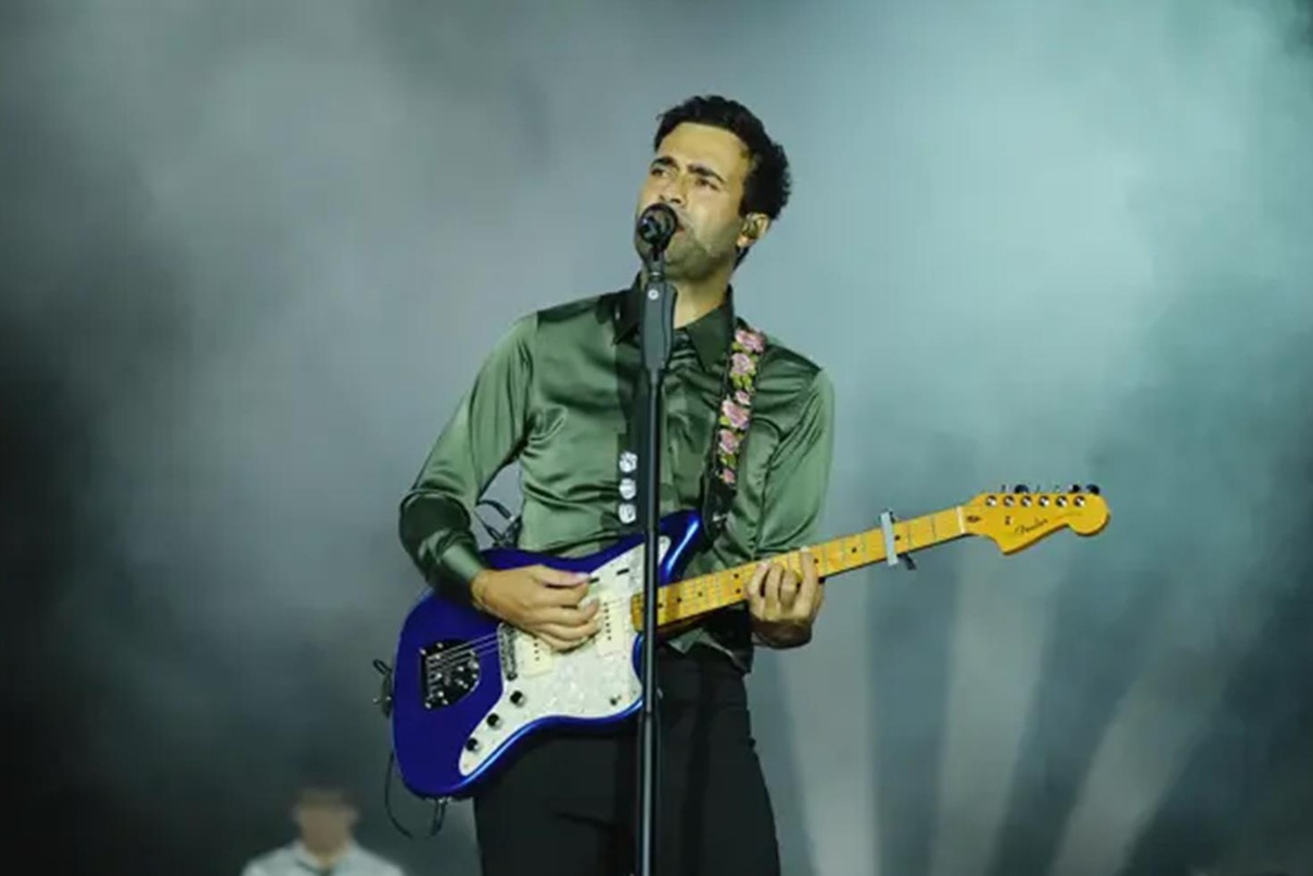 Mert Demir, Mardin festivalinde dinleyicilerle birlikte şarkılarını seslendirdi