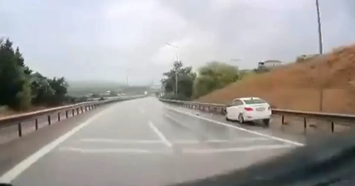Bursa’da yağışlı havada hız yapan sürücü kaza yaptı