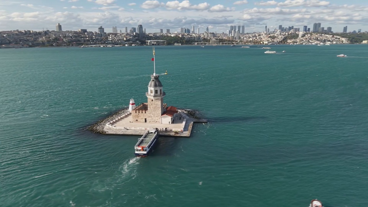 Boğaz'da turkuaz manzara: 3 günlük yağışın ardından deniz rengini değiştirdi
