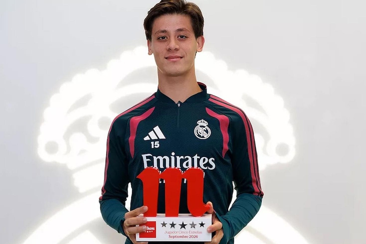 Real Madrid'de eylül ayının futbolcusu seçilen Arda Güler ödülünü aldı
