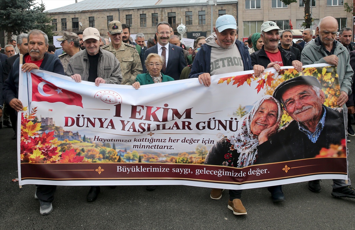 Ardahan'da Dünya Yaşlılar Günü'nde yaşlılar Valiliğe yürüdü, Vali Yamlı da katıldı