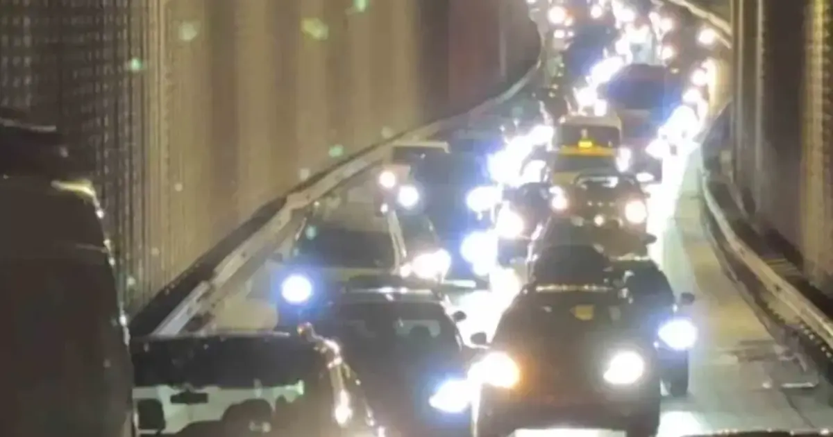 Bursa’da bariyerlere çarpan araçta 2 kişi yaralandı