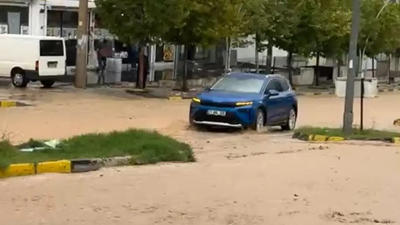 Diyarbakır'da şiddetli sağanak hayatı felç etti: Cadde ve sokaklar göle döndü