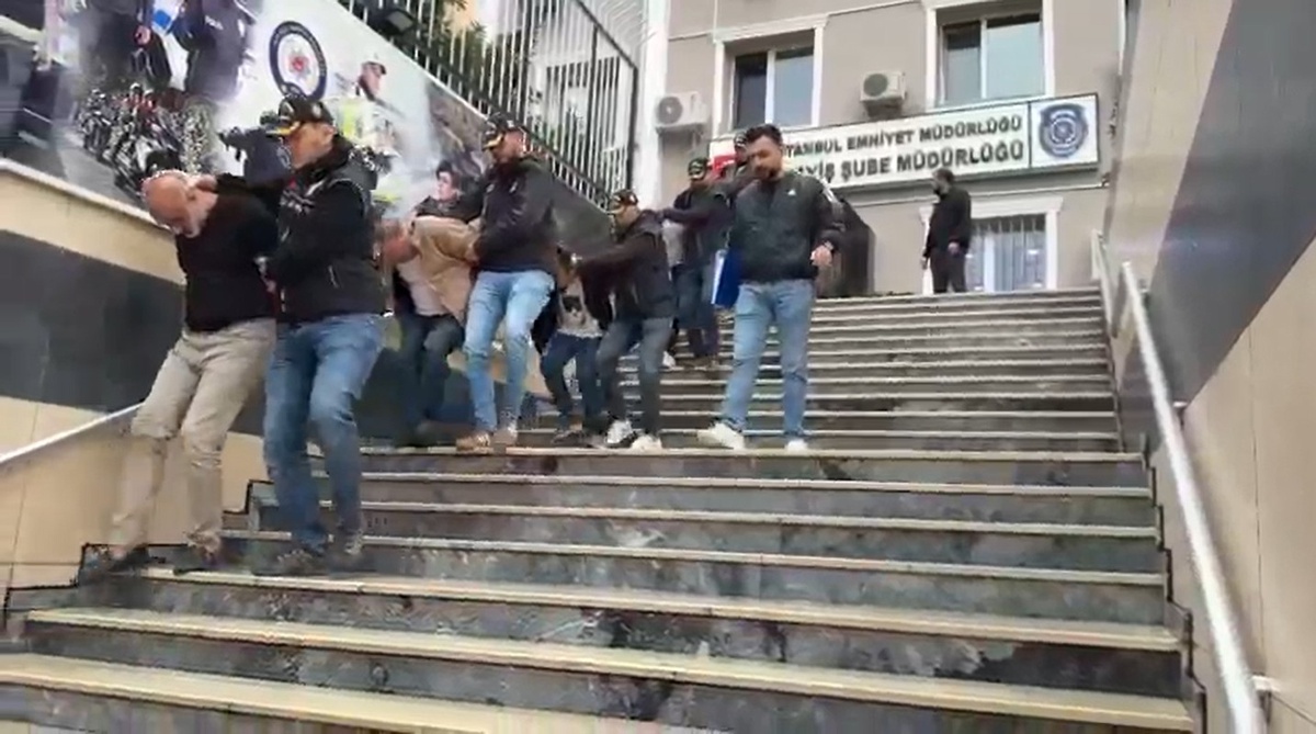 İstanbul'da 'Mühür' operasyonu! Masöz ilanıyla kadınları fuhuşa sürükledikleri öne sürülen 15 kişi adliyede