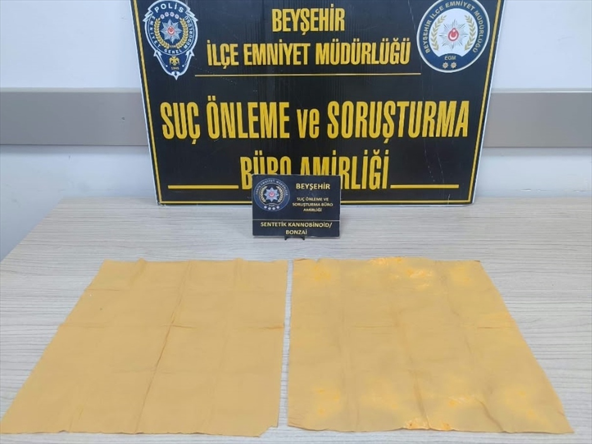 Beyşehir'de polis takibi: Yola atılan paketten uyuşturuculu 3 bin 200 peçete çıktı