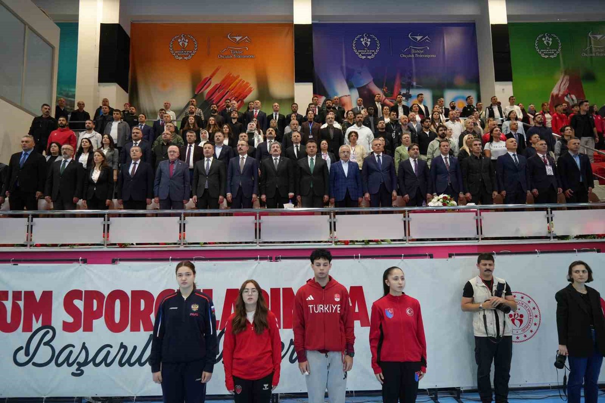 Samsun'da 52 ülkeden 606 sporcunun katıldığı Flöre Dünya Kupası başladı