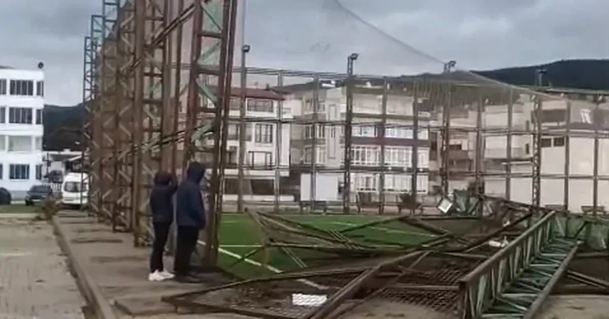 Bursa’da fırtına halı sahanın direklerini yıktı