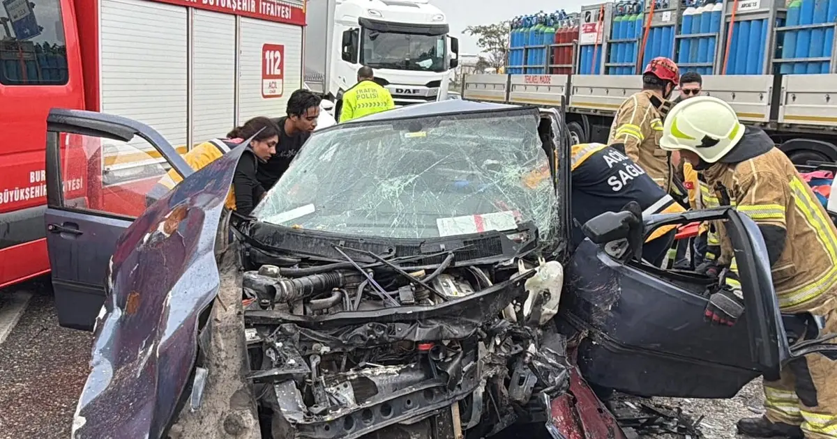 Bursa'da feci kaza: Otomobil kamyonla çarpıştı!