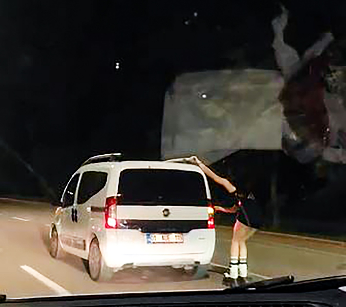 Adana'da trafikte tehlikeli anlar: Patenli kız ticari araca tutunarak yol aldı
