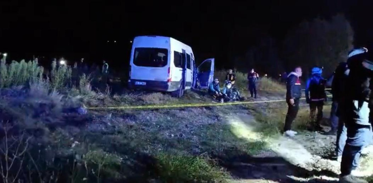 Develi'de kepçeye çarpan iki işçi servisi şarampole savruldu: Şoför öldü, 15 yaralı