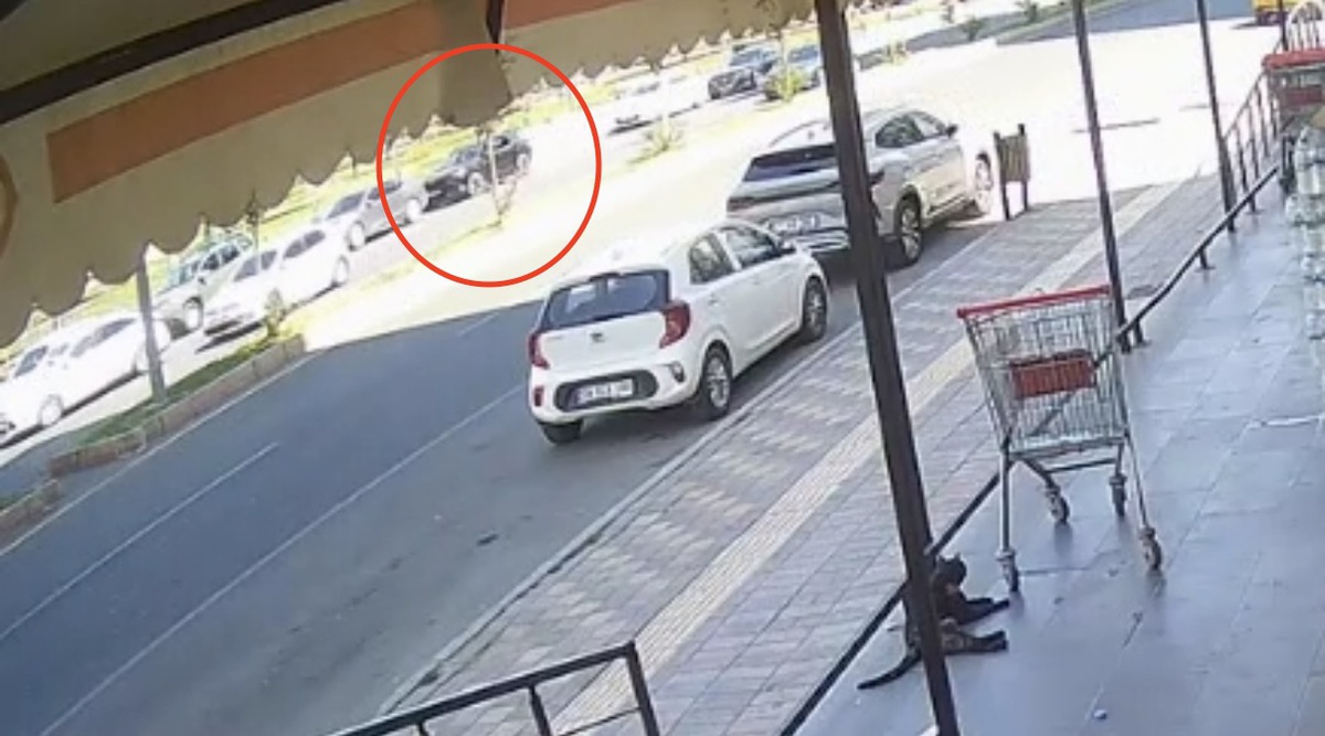 Kayapınar'da park eden otomobilin kapısı açıldı: Çarpan motosikletlinin üzerinden kamyonet geçti