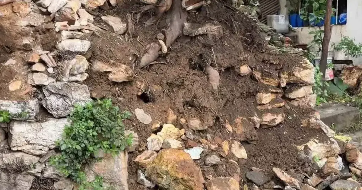 Yağmurdan dolayı toprak kaydı, taşlar devrildi