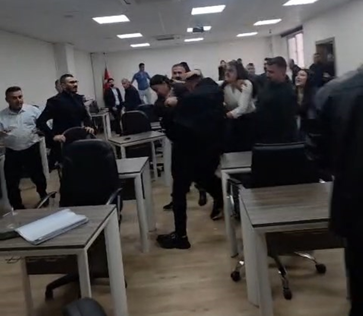 Boks ringi değil, belediye meclisi! Tekme tokat birbirlerine girdiler