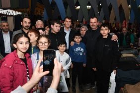 DÜNDAR SEVGİSİ PAZARA SIĞMADI