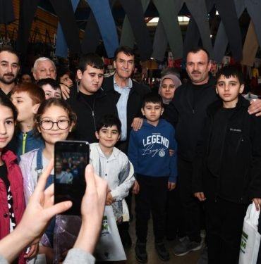 DÜNDAR SEVGİSİ PAZARA SIĞMADI