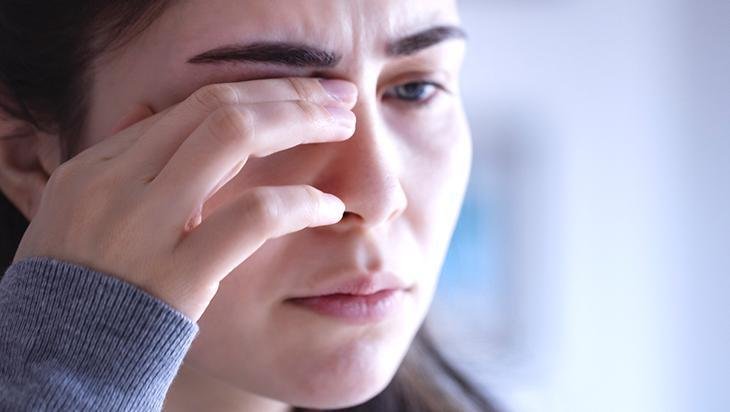 Göz altı bölgesine yağ uygulamak