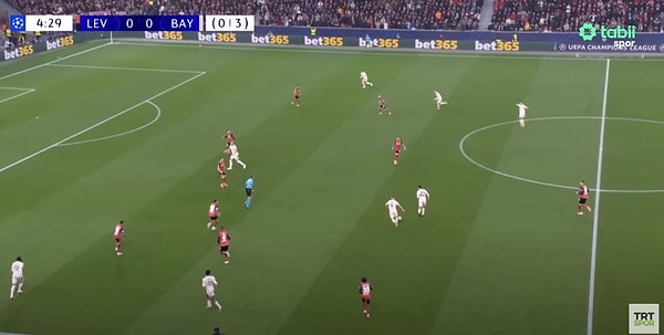 Dün Şampiyonlar Ligi’nde oynanan ve TRT’nin Tabii platformunda yayınlanan Bayer Leverkusen  - Bayern Münih maçında ve diğer maçlarda da TRT, TRT Spor ve Tabii ekranlarından bahis sitesi reklamı görüldü.