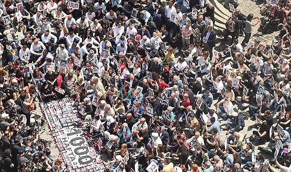 Basın açıklaması, İnsan Hakları Derneği İstanbul Şubesi Gözaltında Kayıplara Karşı Komisyon üyesi Sebla Arcan tarafından gerçekleştirildi.