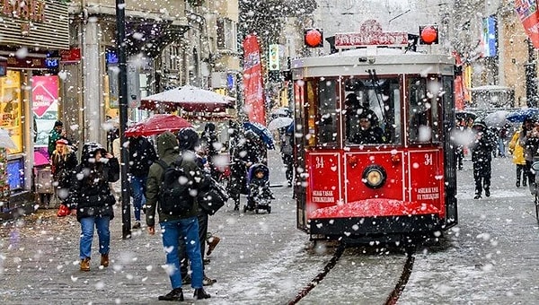 Yurt genelinde hava sıcaklıkları mevsim normallerinin 12 ila 15 derece üzerinde seyrediyor. Başta İstanbul olmak üzere birçok kentte hava sıcaklıkları yaz değerlerine yaklaştı.