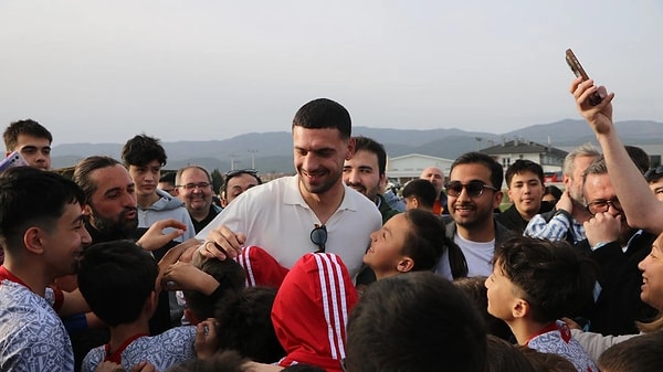 Merih Demiral, Bolu'yu ve heykelini ziyaret etti.