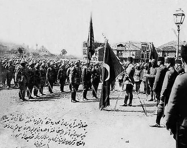 17. Piyade Alayı Sancağı'na altın ve gümüş imtiyaz muharebe madalyalarının takılması merasimi.