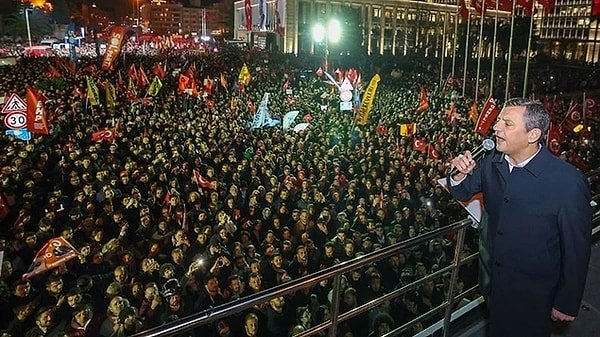 CHP’nin dün yaptığı çağrıya karşılık veren on binlerce yurttaş bugün de Saraçhane'ye akın etti. Özel, 'Bana diyorlar ki sokak çağrısı mı yapıyorsun. Evet sokak çağrısı yapıyorum!' dedi.