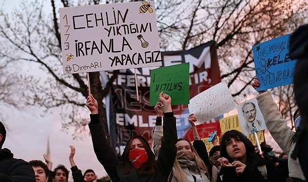 Amasya da İmamoğlu için bir araya geldi. Toplanan yurttaşlar 'Gün gelecek, devran dönecek, AKP halka hesap verecek!' sloganları attı.