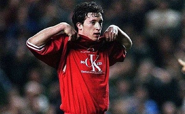 ITV spikerinin yankılı sesi... "Evet seyirciler, Robbie Fowler da liman işçilerini destekliyor."