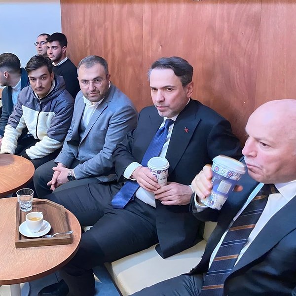 Bir diğer paylaşım da Enerji Bakanı Alparslan Bayraktar’ın EspressoLab’te kahve içtiği anlara dairdi.