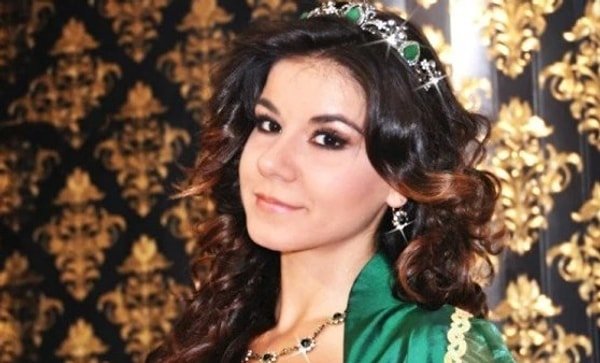 Avrupa Yakası, Geniş aile gibi dizilerde de rol aldı.