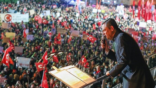 Protesto gösterileri günlerdir sürüyor ve en büyük etkinlik Maltepe’de gerçekleşiyor. Meydanda 2.2 milyon kişinin toplandığını belirten CHP Genel Başkanı Özgür Özel, önemli açıklamalar yaptı.