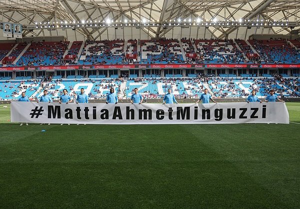 Maça pankartla çıktılar.