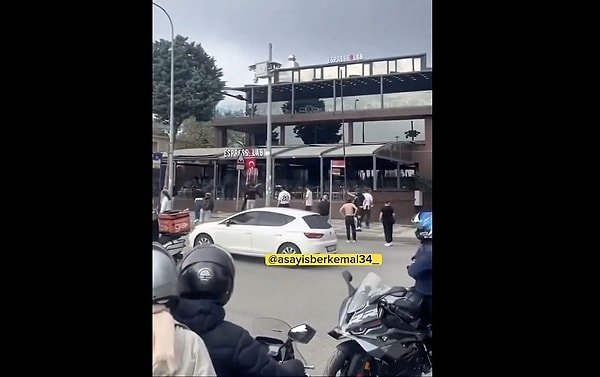 Sözlü tartışma hızla kavgaya dönüşürken, içerdeki grup dışarıdakilere sandalye atmaya başladı.