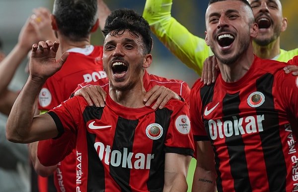 Gençlerbirliği tribünleri zaman zaman tribünlerin sesini kısan yayıncı kuruluşa da tepki gösterdi.
