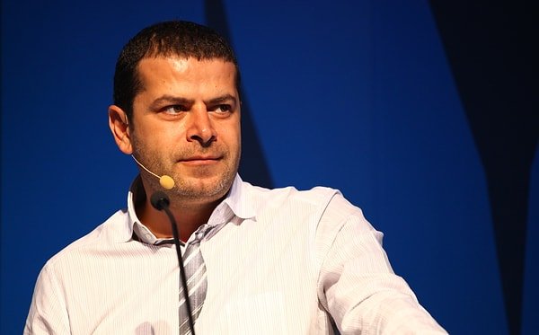 Cüneyt Özdemir yaşananları "şaka olmalı" diyerek özetledi.