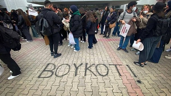 İzmir Postası'nın (@izmirpostasiii) aktardığına göre, suçlarının cezası olsa dahi yatarı bulunmayan ve sicili temiz olan öğrenciler hakkında mahkeme tutuklama kararı vermiştir.