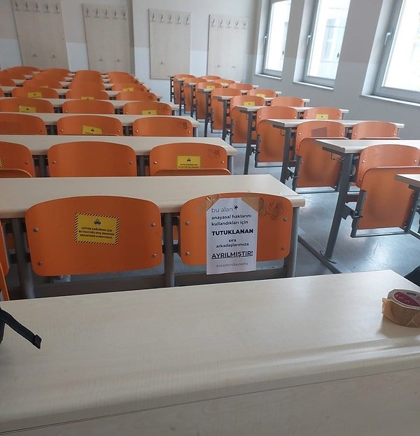 Öğrencilerin vizelere katılmadığı sırada bıraktıkları not dikkat çekti.